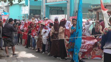 Endonezya 'nın Bağımsızlık Günü' nü geleneksel ve kültürel kostümlerle kutlayan renkli bir geçit töreni Bandung - Endonezya, 17 Ağustos 2024