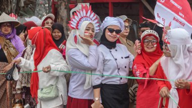 Endonezya Bağımsızlık Günü 'nü, Bandung - Endonezya' yı, 17 Ağustos 2024 'ü kutlayan, şef üniforması da dahil olmak üzere geleneksel ve modern giysiler içinde canlı bir grup insan.