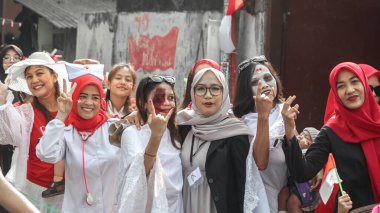 Bir grup, Endonezya 'nın Bağımsızlık Günü' nü vatansever ruh ve neşe dolu yaratıcı kostümlerle kutluyor, Bandung - Endonezya, 17 Ağustos 2024