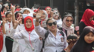 Beyaz ve kırmızı kostümlü bir grup Endonezyalı Bağımsızlık Günü 'nü coşku ve ulusal gurur göstererek kutladılar, Bandung - Endonezya, 17 Ağustos 2024