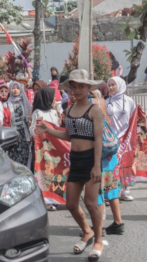 Bandung, Endonezya 'da canlı bir Bağımsızlık Günü geçidi, renkli kostümler, kültürel çeşitlilik ve şenlik enerjisi ile halkı neşe, Bandung, Endonezya, 17 Ağustos 2024