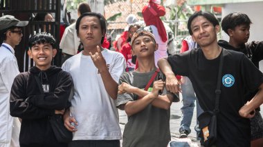 Dışarıdaki Bağımsızlık Günü kutlamalarında kendine güvenen ve gülümseyen bir grup genç, neşeli bir kalabalıkla çevrili. Bandung - Endonezya, 17 Ağustos 2024