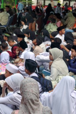 Bandung, Endonezya, 12 Nisan 2025: İslami okul öğrencileri açık hava töreninde tüm dikkatleri ve dikkatleriyle bir araya geldiler