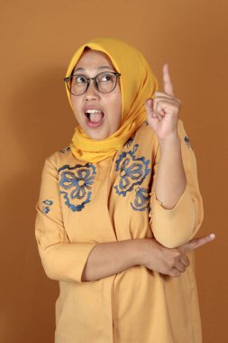 Yaratıcı fikir kavramını gösteren akıllı ifade kadını eğitim sektörü ilhamı ve reklamları için kullanışlı.