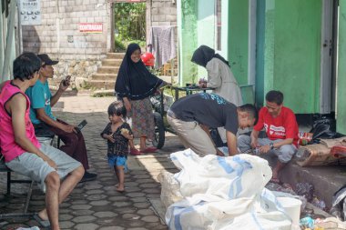 Bandung, Endonezya 29 Nisan 2025, halk atıklarını yerel katılımlarla çevre bilincine göre sıralamak