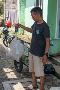 Bandung, Endonezya 29 Nisan 2025, Atık Yönetimi için Geri Dönüşümlü Adam
