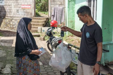 Bandung, Endonezya 29 Nisan 2025, halkın geri dönüşüm çabalarını gösteren yerel alanda atık değişimi