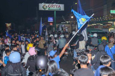 Bandung, Endonezya - 09 Mayıs 2025: Sokak mitinginde Persib Bandung Liga 1 şampiyonluğunu bayraklar ve motosikletlerle kutlayan kalabalık