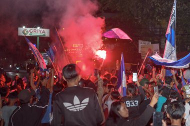 Bandung, Endonezya - 09 Mayıs 2025: Persib taraftarları Liga 1 'in galibiyetini kalabalık sokak, duygusal gece futbolu destekçisi editoryel gazetelerde işaret fişekleri ve bayraklarla kutluyor