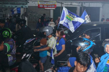 Bandung, Endonezya Mayıs 09 2025: Persib Bandung taraftarları Endonezya 'da düzenlenen Liga 1 şampiyonluğunu kutlamak için sokak mitinginde motosiklet sürüyorlar