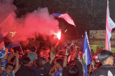 Bandung, Endonezya - 09 Mayıs 2025: Liga 1 galibiyetinden sonra Persib taraftarları geçit töreni