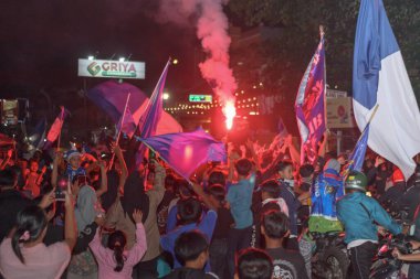 Bandung, Endonezya - 09 Mayıs 2025: Persib Bandung Liga 1 unvanını gece mitinginde bayraklar ve fişeklerle kutlayan kalabalık
