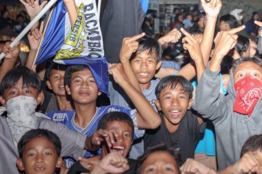 Bandung, Endonezya Mayıs 09: Gençlik taraftarları Persib Bandung Liga 1 'i gururla kutladılar.
