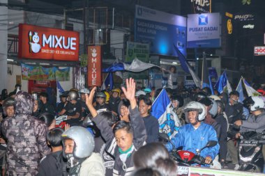 Bandung, Endonezya Mayıs 09 2025: Persib Bandung taraftarları Liga 1 şampiyonunun zaferini bayraklar ve motosikletlerle kutladılar