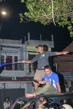 Bandung, Endonezya - 09 Mayıs 2025: Persib Bandung taraftarları Liga 1 şampiyonluğunu büyük maçtan sonra neşe içinde sokak geçidinde kutladılar