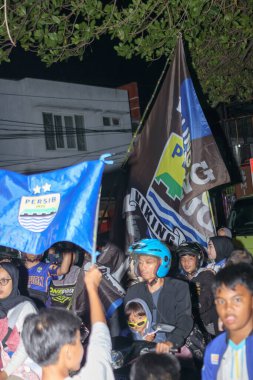 Bandung, Endonezya Mayıs 09 2025: Persib taraftarları Liga 1 kazandıktan sonra bayraklarla gösteri yaptılar