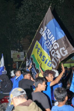 Bandung, Endonezya Mayıs 09 2025: Persliler bayrak sallıyor