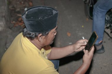 Bandung, Endonezya Mayıs 09 2025: Sıradan halk sahneleri sırasında yerel halk akıllı telefon kullanıyor