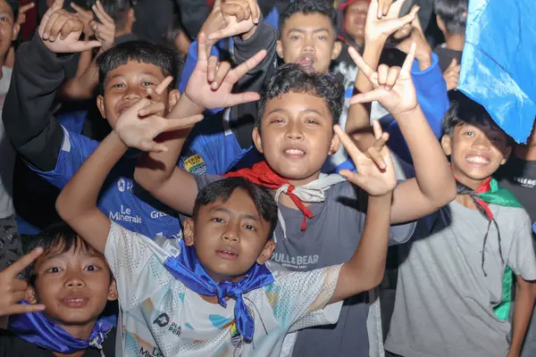 Bandung, Endonezya Mayıs 09: 2025: Persib Bandung taraftarları Liga 1 unvanını neşe ve birlik içinde kutladılar