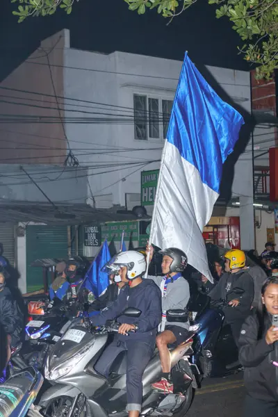 Bandung, Endonezya - 09 Mayıs 2025: Persib taraftarları Liga 1 şampiyonluğunu kazandıktan sonra motosiklet zaferini kutladılar