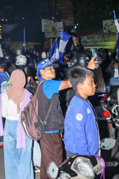 Bandung, Endonezya - 09 Mayıs 2025: Persib Bandung taraftarları Liga 1 'in zafer yürüyüşüne katıldı