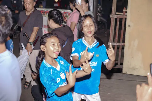 Bandung, Endonezya Mayıs 09 2025: Genç Persib taraftarları Liga 1 'in zaferini kutladı