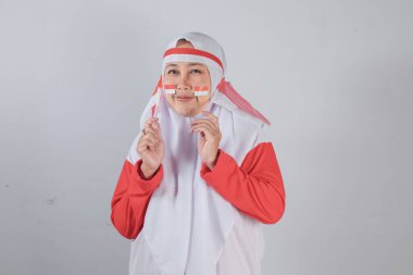 Endonezya Bayrak Yüzlü Müslüman Kadın Portresi, Endonezya 'nın bağımsızlığını, kültürel çeşitliliğini ve ulusal gurur kavramlarını kutlamak için ideal.