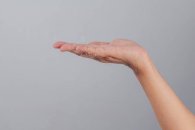 Genişletilmiş insan eli yatay pozisyonda yukarı bakıyor. Temiz arka planda parmakları doğal olarak uzatılmış, kabul, sunma ya da destekleme hareketi öneriliyor.