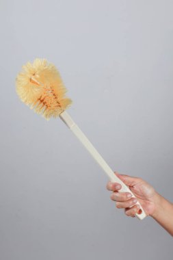 Sarı tüylü el fırçası ve köşegen pozisyonda beyaz kabza.