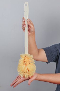 Hijyen konsepti için el ele tutuşmak ve temizlik fırçası desteklemek