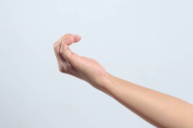 Eğri bir el hareketi, anlamlı bir duruşla bir şeye uzanıyor ya da soruyor.