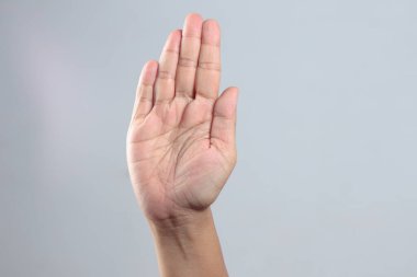 Açık el hareketi dur işareti olarak kullanılır ya da dikkat çekmek için