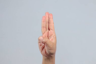 Üç parmak kaldırma hareketi genellikle sayma ve sembolik selamlama için kullanılır.