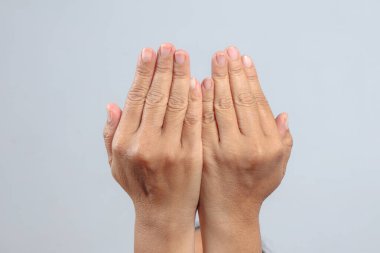 Duayı, minnettarlığı ya da meditasyonu sembolize eden iki el bir araya geldi.