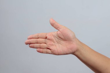 Avuç içi açık, parmakları düz bir şekilde, arka planda nötr bir şekilde uzanmış.