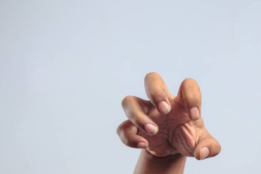 Bir el pençe gibi kıvrılmış agresif ya da savunmacı insan ifadesini gösteriyor.