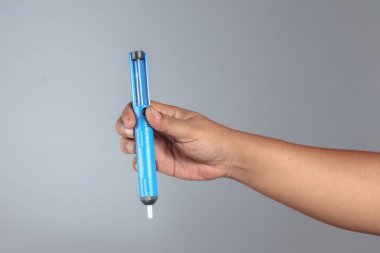 Tamir ve montaj işlerinde lehimin çıkarılması için kullanılan mavi lehimleme pompası, elektronik bakım ekipmanlarının gösterilmesi