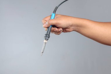 Mavi ve siyah saplı elektrikli lehimleme demiri, hassas çalışmaya hazır geniş uç, tamir ve DIY konsepti için nötr arka planda izole