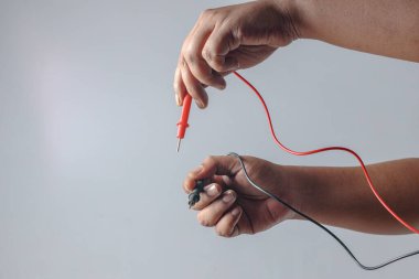 Elektrikçi Eller Voltaj Kontrolü için Çokmetre Test Yöntemi Tutuyor