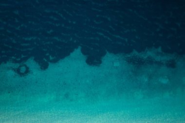 Güzel turkuaz okyanus ve beyaz kumsal manzarası.. 