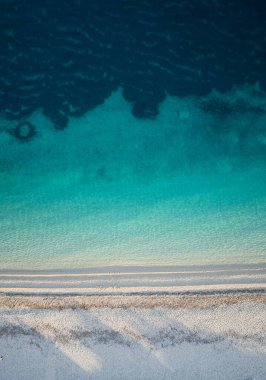 Güzel turkuaz okyanus ve beyaz kumsal manzarası.. 