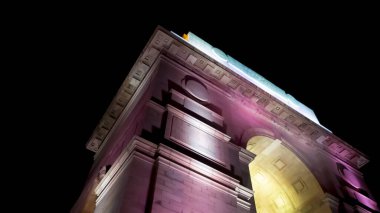 Hindistan Kapısı, Yeni Delhi 'nin kalbinde gururla duran ikonik bir anıt, ulusal gurur ve hatıranın bir sembolü olarak hizmet vermektedir. Bu görkemli yapı 1931 'de inşa edildi.