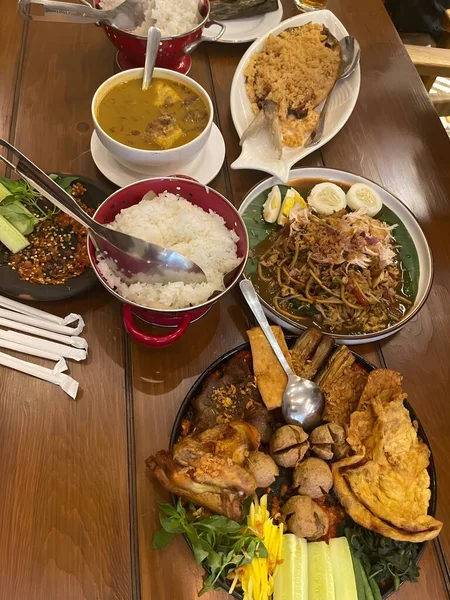 Asya yemeği, sebzeli pilav, kızarmış tavuk, sebze ve sebze.