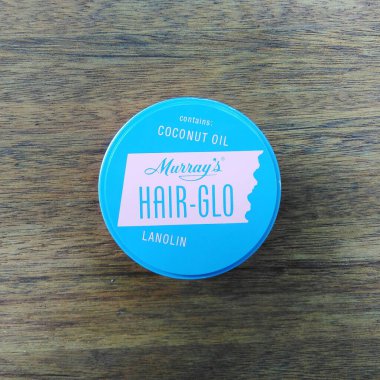 Tahta bir masada hindistan cevizi yağı kavanozu.