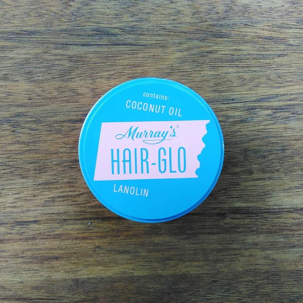 Tahta bir masada hindistan cevizi yağı kavanozu.