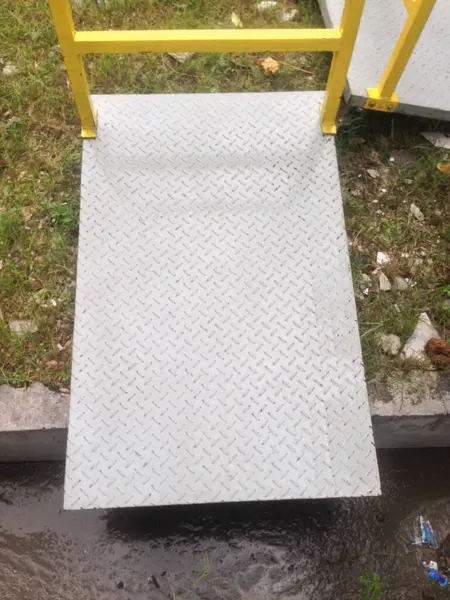 Sarı parmaklıklı ve sarı kapılı bir rampa.