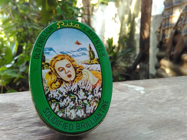 Masada duran bir kutu gazoz.