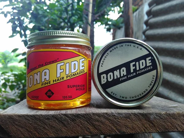 Gerçek bir kavanozun yanında hakiki bir teneke kutu