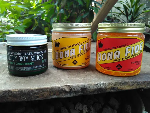 Üç kavanoz bal Bir masaya otur