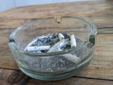 Bir bardak sigara ve küllük.